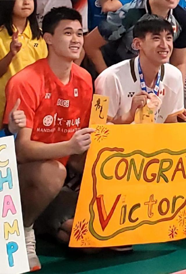 国受隆重欢迎 网友：系老广无疑了！冰球突破切乳猪！世锦赛季军赖浩俊回(图3)