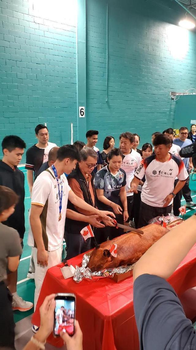 国受隆重欢迎 网友：系老广无疑了！冰球突破切乳猪！世锦赛季军赖浩俊回(图2)