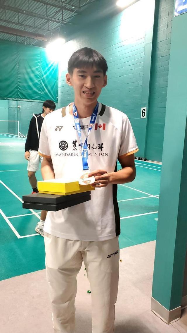 国受隆重欢迎 网友：系老广无疑了！冰球突破切乳猪！世锦赛季军赖浩俊回(图4)